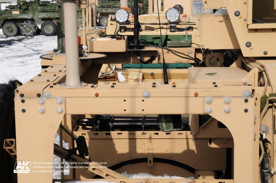 Детали экстерьера Oshkosh M-ATV 2009 года  (фото 146 из 676)